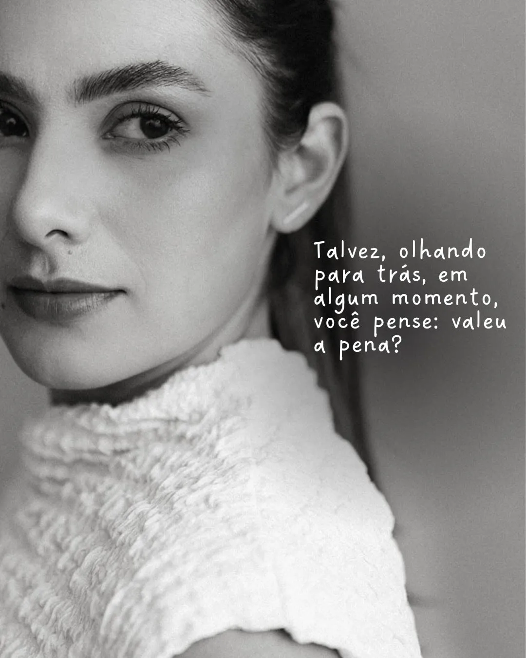 Close de Leticia Gabriela com o texto: talvez, olhando para trás, em algum momento, você pense: valeu a pena?